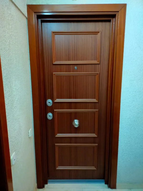 Puerta acorazada con tres molduras y pomo central
