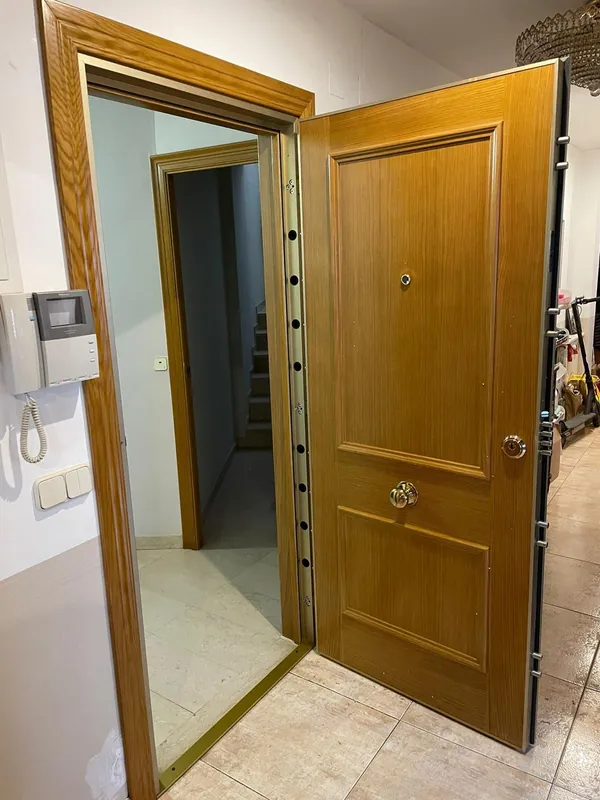 Puerta acorazada abierta, con los bulones de cierre a la vista