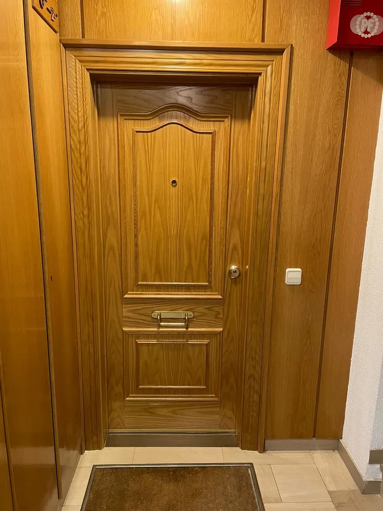 Puerta de seguridad de madera instalada en una vivienda