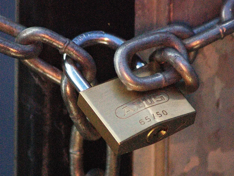 Candado ABUS cerrando una cadena