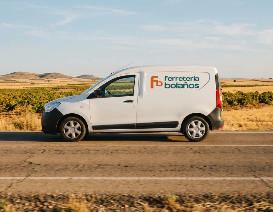 Furgoneta de reparto de Ferretería Bolaños por una carretera de La Mancha